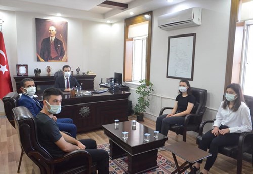 GENÇLİK VE SPOR İLÇE MÜDÜRÜMÜZ VE MİLLİ SAVUNMA ÜNİVERSİTESİNE HAZIRLANAN GENÇLERİMİZ KAYMAKAMIMIZ SAYIN ALİ BUZKAYA'YI MAKAMINDA ZİYARET ETTİ