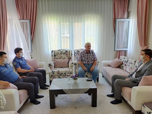 KAYMAKAMIMIZ SAYIN ALİ BUZKAYA  KIBRIS GAZİMİZ  OSMAN YAZGILI'YI EVİNDE ZİYARET ETTİ